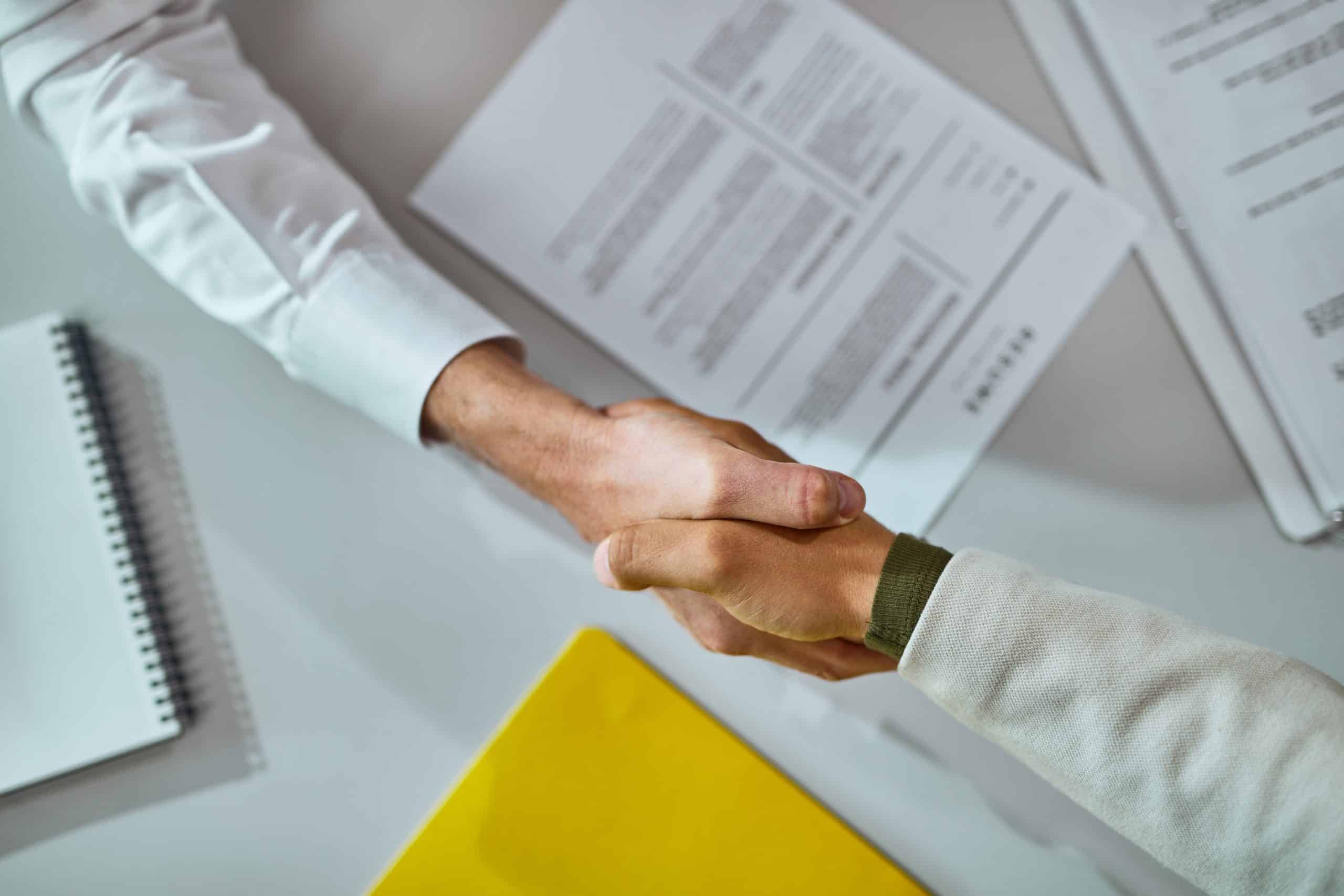 poignée de main entre deux hommes d'affaires