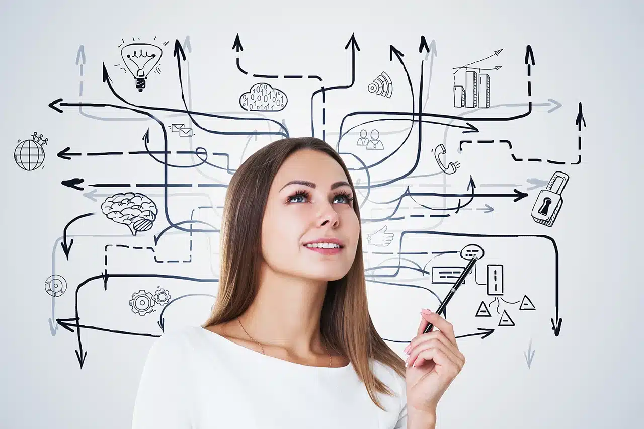 Photographie d'une jeune femme devant des croquis d'investissements