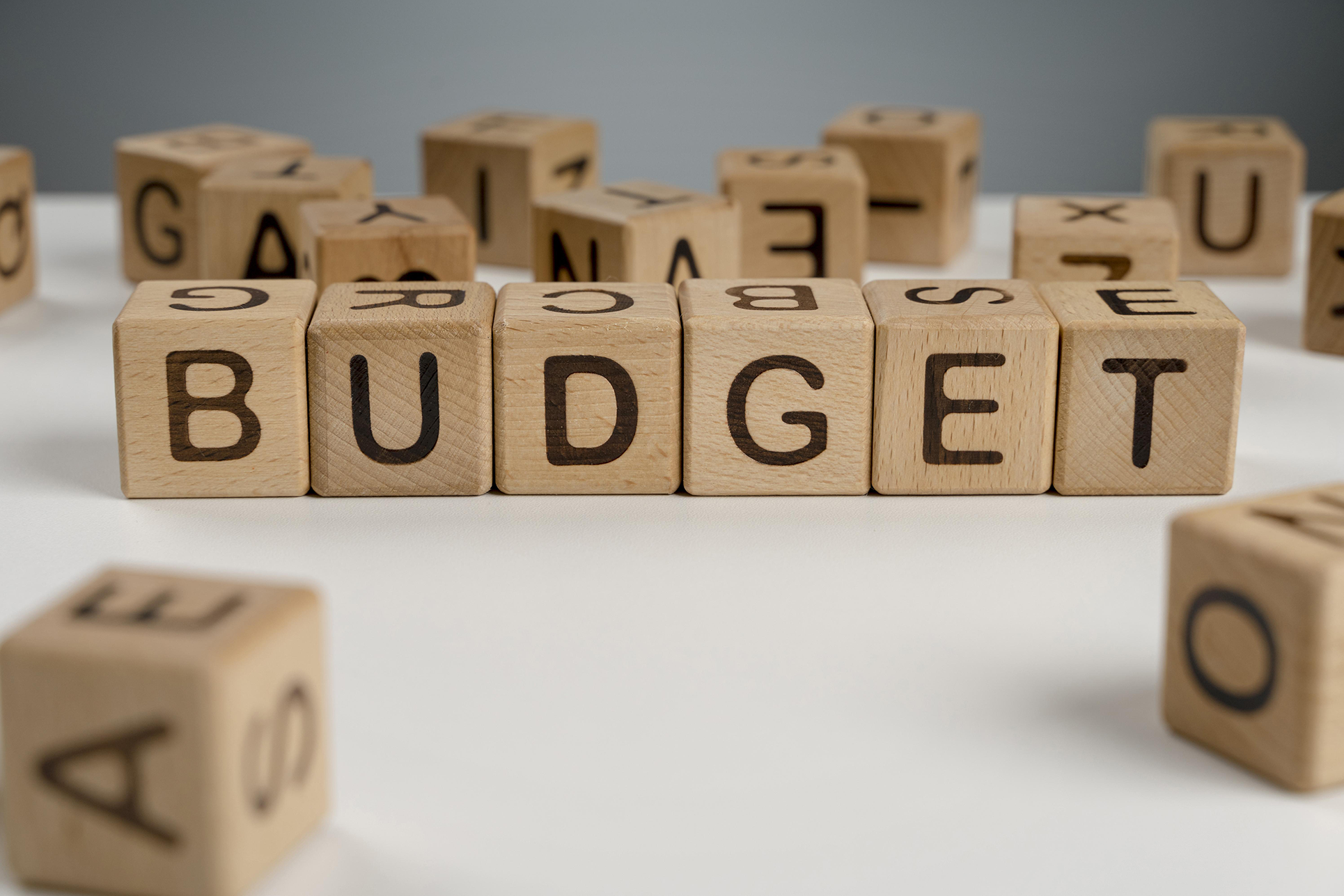 illustration de cubes en bois formant le mot budget