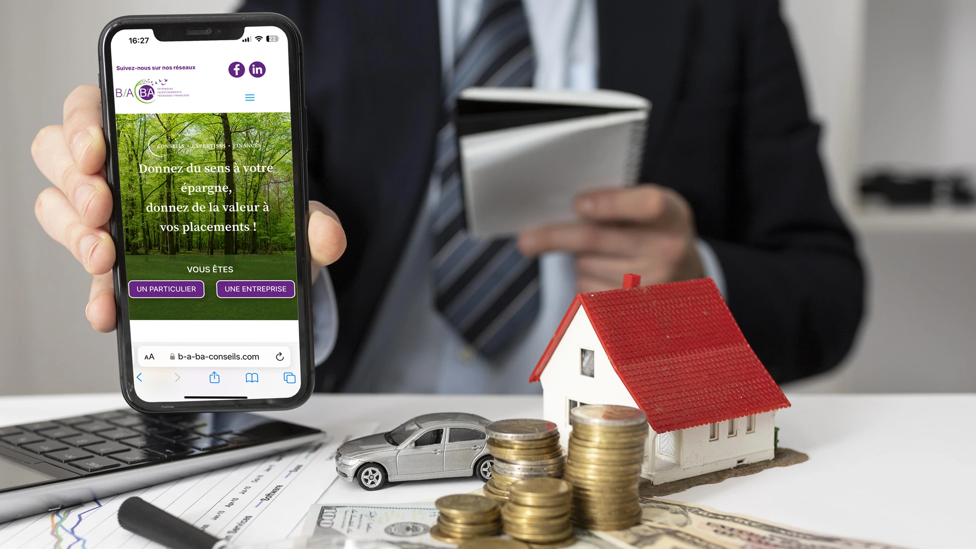 Un professionnel tenant dans sa main un smartphone avec affiché le site b-a-ba-conseil.com de Béatrice Dati