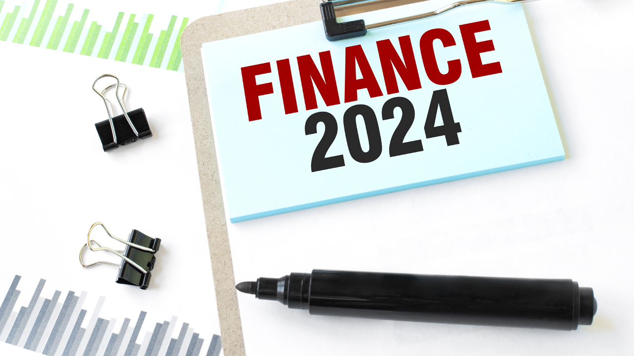 Un classeur, un feutre et des graphiques sur les finances en 2024